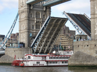 Click to see the Dixie Queen pasing under London Bridge